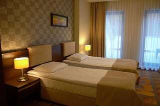 Отель Hotel Via Baltica Ломжа Стандартный двухместный номер с 2 отдельными кроватями-1